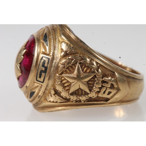 559 - Yellow metal gents ring set with decorated central pink stone, stamped 10K.