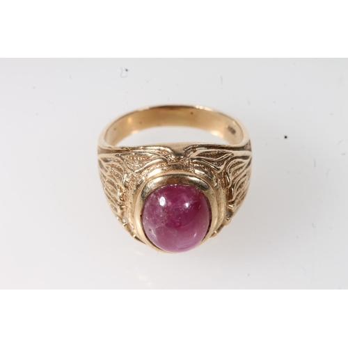 560 - Yellow metal gents ring set with central pink hard stone, stamped 10K.