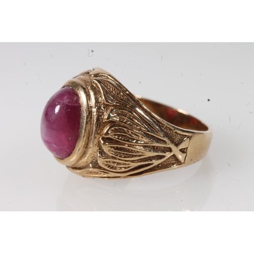 560 - Yellow metal gents ring set with central pink hard stone, stamped 10K.