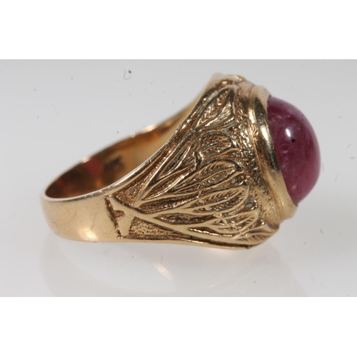 560 - Yellow metal gents ring set with central pink hard stone, stamped 10K.