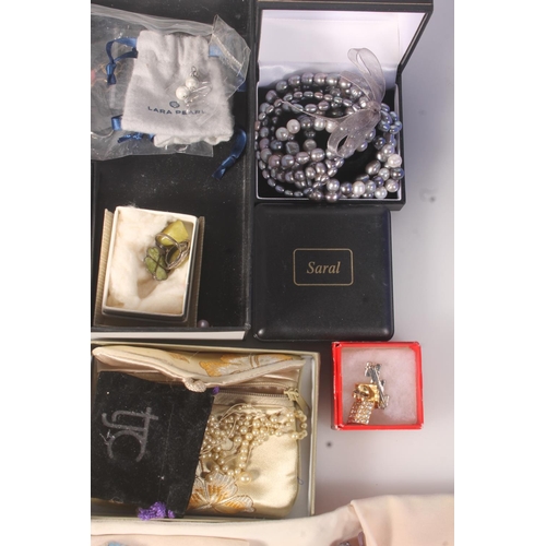 585 - Collection of costume jewellery, earrings, brooches, pendants, bracelets and other items.