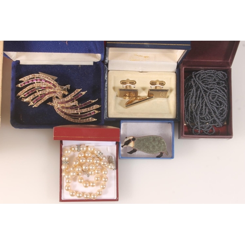 619 - Large collection of costume jewellery, earrings, bracelets, etc.