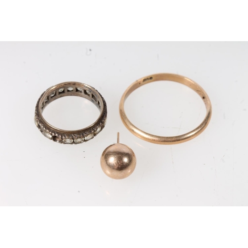 620 - 14k gold wedding band, 2.9g, 9ct gold and silver ring, and a yellow metal earring. 