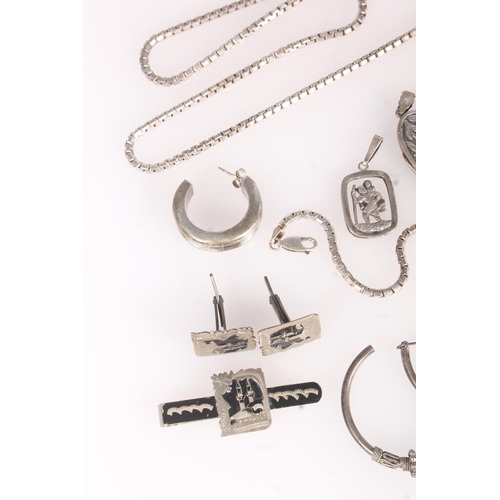 621 - Collection of silver and other jewellery, necklaces, pendants, earrings etc.