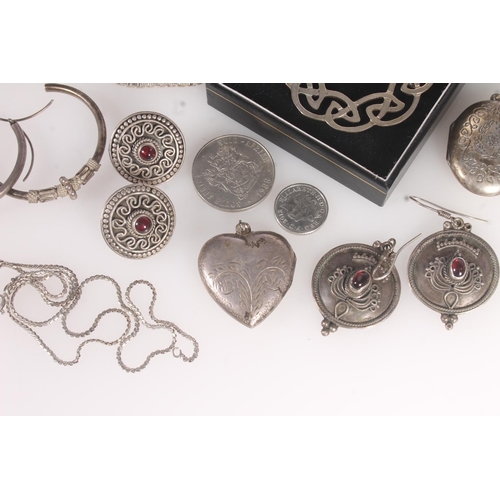 621 - Collection of silver and other jewellery, necklaces, pendants, earrings etc.