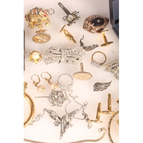 629 - Collection of costume jewellery, rings, brooches, bracelet etc.