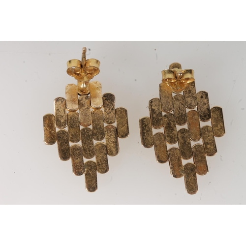 634 - Pair of ladies 9ct gold drop earrings, 3.7g.