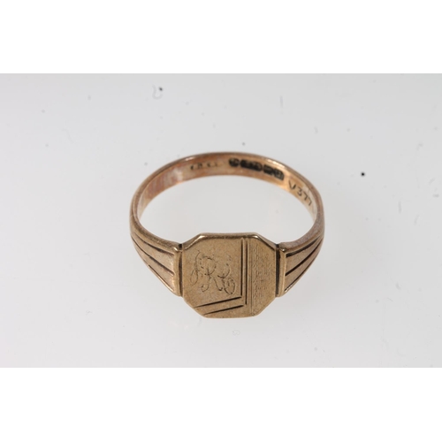 642 - 9ct gold gents signet ring, 3.1g, in fitted box.