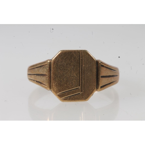 642 - 9ct gold gents signet ring, 3.1g, in fitted box.