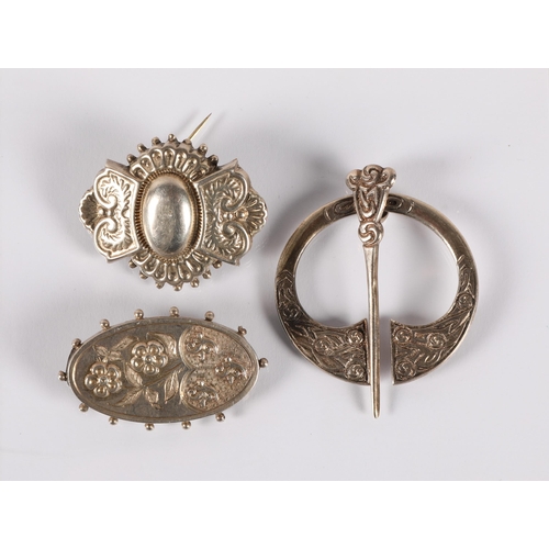 117 - Three silver brooches to include penannular, Victorian, etc. (3) gross weight 20g