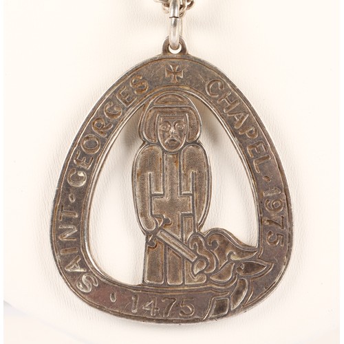 Saint Georges Chapel 1475-1975 silver necklace, London 1975, 42g