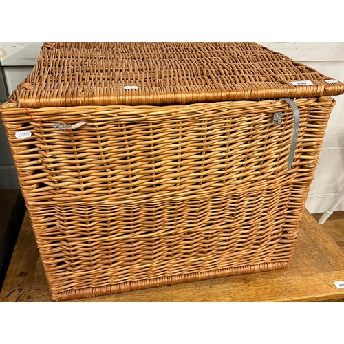 686 - Hamper basket