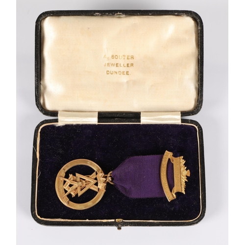 53 - 9ct gold masonic jewel in presentation case, Ayr St. Paul Cryptic Council No.18, approx. weight of p... 