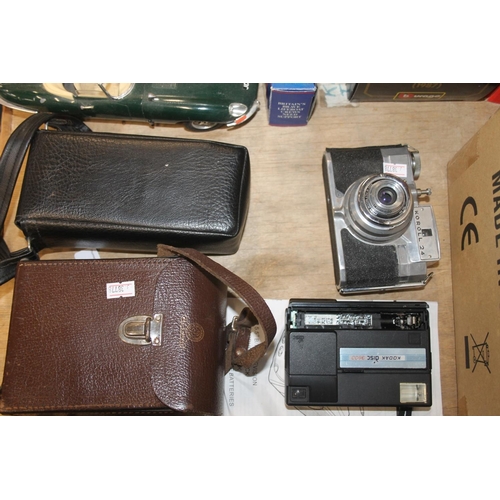 199 - Cameras to include a Koroll 24, a miniature television, boxed, etc.