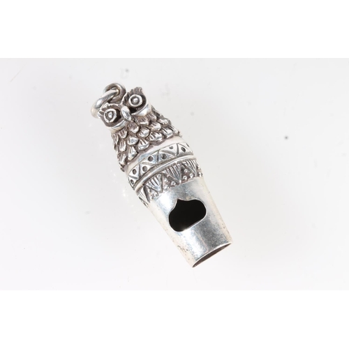 527 - Contemporary silver novelty whistle in the form of an owl, stamped '925' 15g, 5cm long.