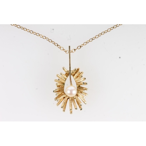 656 - 9ct gold pendant set with central pearl on 9ct gold chain, 3.3g.