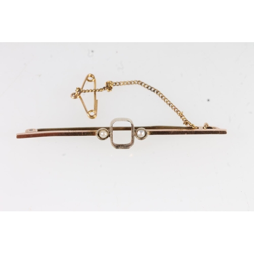 668 - 9ct gold bar brooch, missing central stone, 2.3g gross.