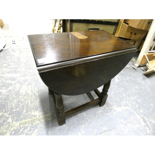 428 - Drop leaf side table.