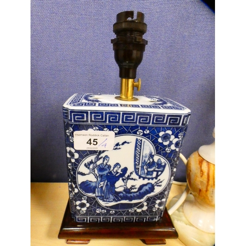 45 - Reproduction Chinese Kangxi-style blue and white table lamp, onyx table lamp and a brass table lamp ... 