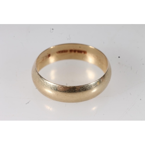 457 - 9ct gold plain wedding band, ring size S, 3.1g.