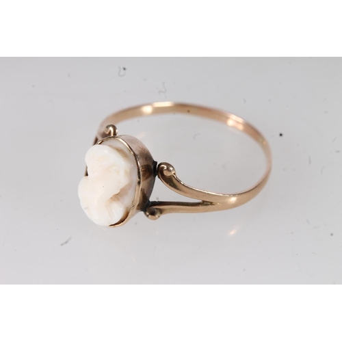 458 - 10kt gold cameo ring, ring size R, 1.5g.