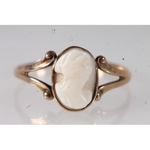 458 - 10kt gold cameo ring, ring size R, 1.5g.