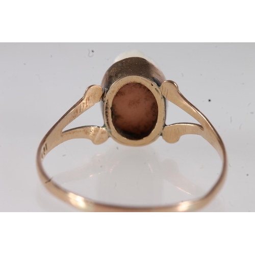 458 - 10kt gold cameo ring, ring size R, 1.5g.