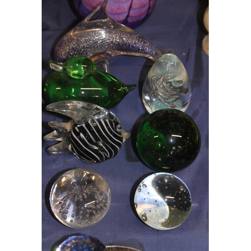 14 - Glassware to include two Murano style birds, art glass vase, paperweights, animal models etc.