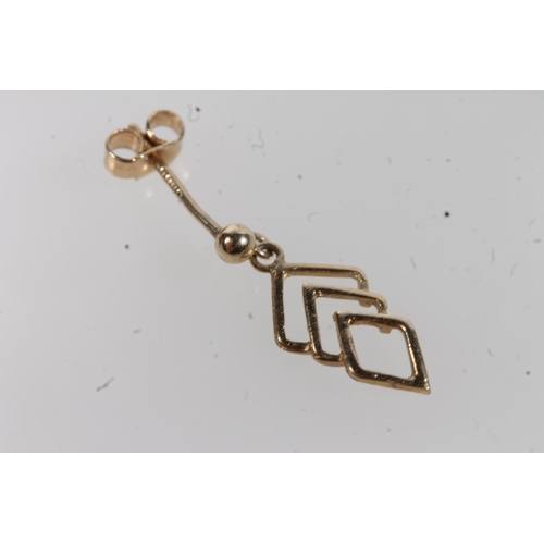 425 - Five 9ct gold earrings, 1.5g.