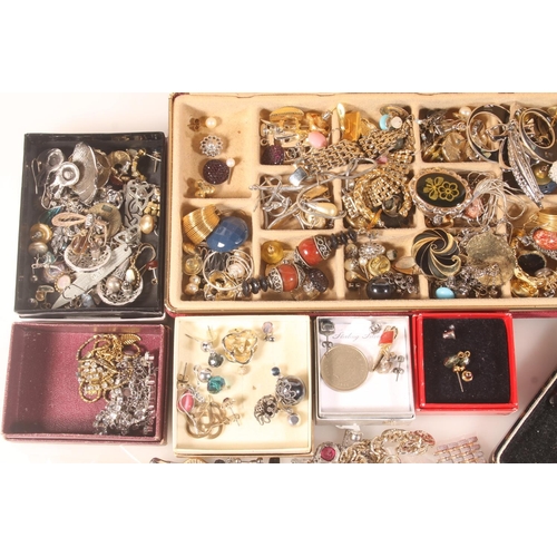 427A - Costume jewellery to include earrings, etc.