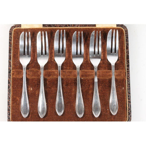 427P - Set of six silver pastry forks by Angora Silver Plate Co, Sheffield 1931, 99g in fitted case.