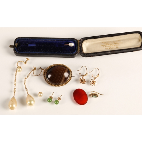 209 - Yellow metal pin set with a pearl, banded agate brooch, 9ct gold earrings, etc