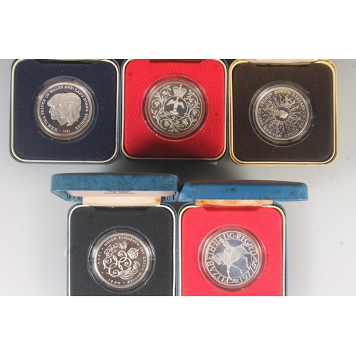 1427 - The Royal Mint UNITED KINGDOM Queen Elizabeth II (1952-2022) silver proof crowns to include 1977 Que... 