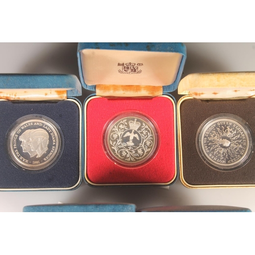 1427 - The Royal Mint UNITED KINGDOM Queen Elizabeth II (1952-2022) silver proof crowns to include 1977 Que... 