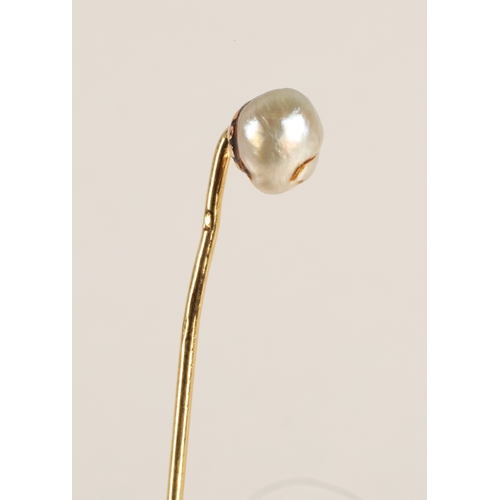 206 - Indistinctly marked gold pin set with pearl 1.4g, in Parisian box