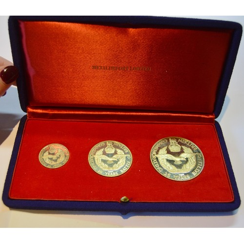 118 - Set of three 18ct gold medallions of graduated sizes, Battle of Britain 25th Anniversary, with certi... 