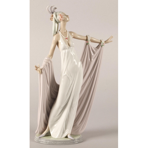 19 - Lladro Figurine The Grand Dame no. 1568
