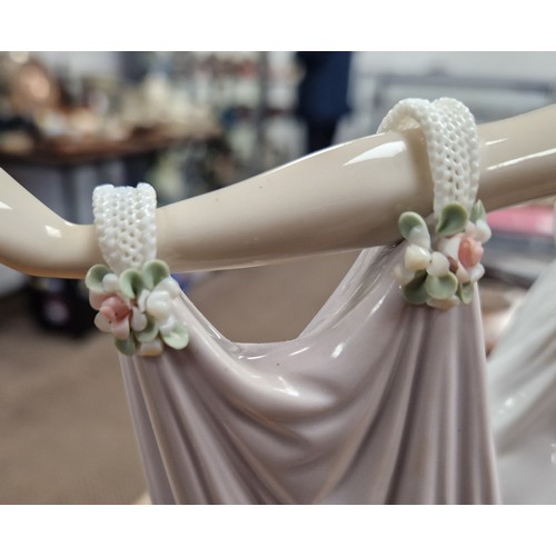 19 - Lladro Figurine The Grand Dame no. 1568