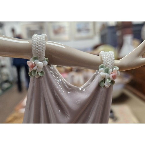 19 - Lladro Figurine The Grand Dame no. 1568