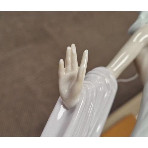 19 - Lladro Figurine The Grand Dame no. 1568