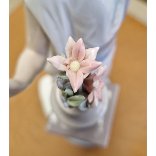 20 - Lladro figure Lady Grand Casino 5175