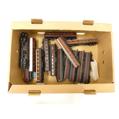 124 - Box of 00 gauge rolling stock comprising mostly of third class passenger coaches to include Hornby, ... 