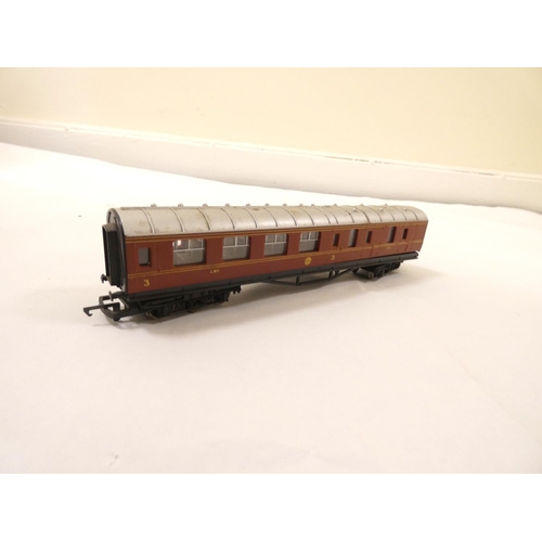 124 - Box of 00 gauge rolling stock comprising mostly of third class passenger coaches to include Hornby, ... 