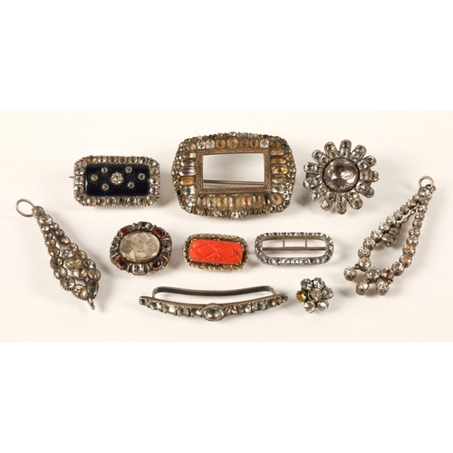 70 - Group of Georgian and later jewellery to include a mourning brooch or bracelet link with central por... 