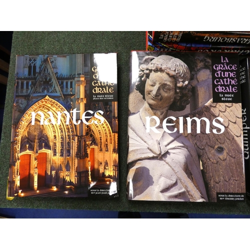 140 - LA NUÉE BLEUE (Pubs).  La Grâce de ... Collection sur les Cathedrales ... Francais. 16 vols. from th... 