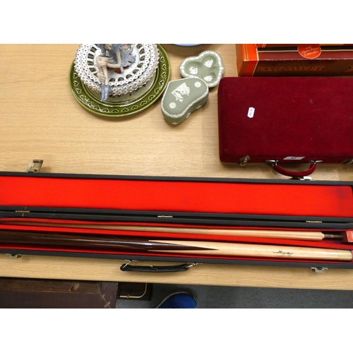 41 - Modern boxed Mahjong set by Jackpot and a Alex Higgins replica snooker cue, cased.
