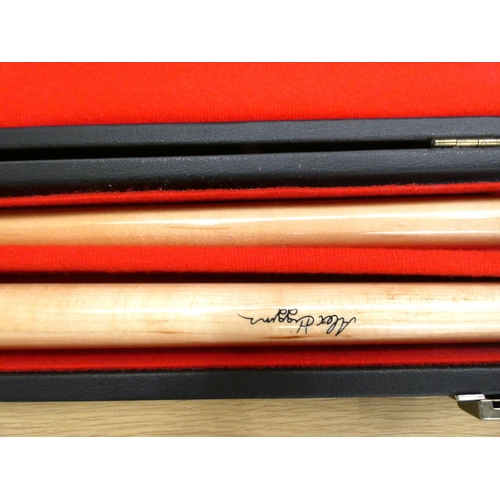 41 - Modern boxed Mahjong set by Jackpot and a Alex Higgins replica snooker cue, cased.