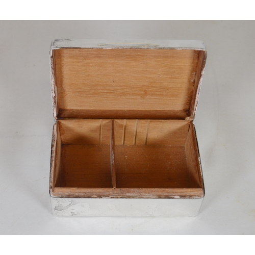 4 - Silver cigarette box of plain form with cedar-lined compartments, by Joseph Braham, London 1928, 14c... 