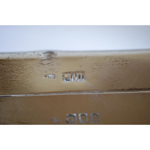 4 - Silver cigarette box of plain form with cedar-lined compartments, by Joseph Braham, London 1928, 14c... 