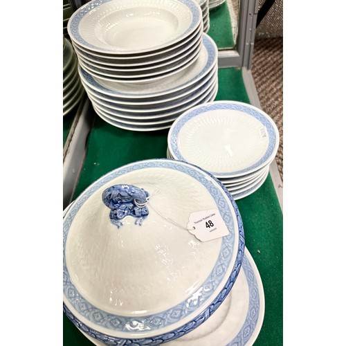 48 - Royal Copenhagen dinnerware in 'Blue Fan' pattern 1212 to include lidded dish, plates for six in thr... 